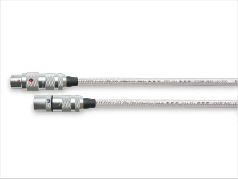 Oyaide AR-910 (XLR-digitaalinen ja analoginen kaapeli)