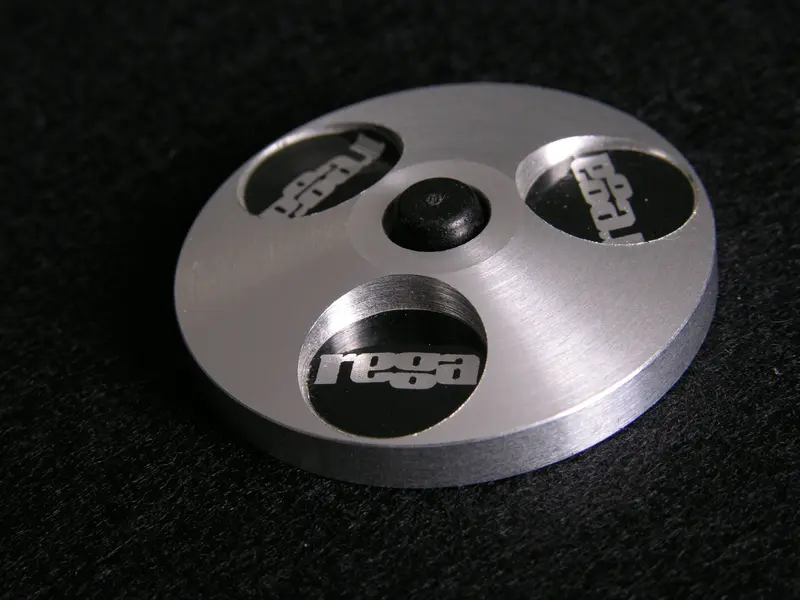 Rega 45 RPM Adaptor – singlekeskiö 7" levyille